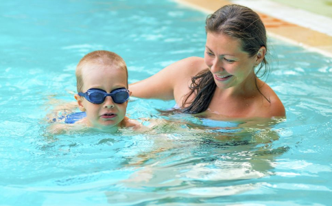 夏季游泳要如何預防皮膚病 夏季游泳要注意哪些事項 夏季游泳會患上皮膚病嗎